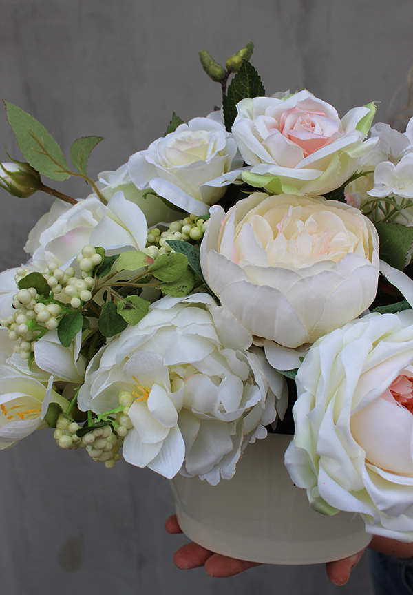 Stena kompozycja kwiatowa w białym naczyniu, wys.30cm