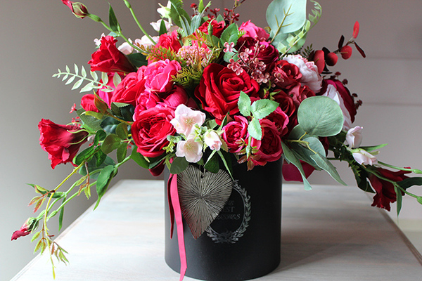 Barello, flowerbox z bogatym bukietem czerwonych kwiatów, wys.44cm
