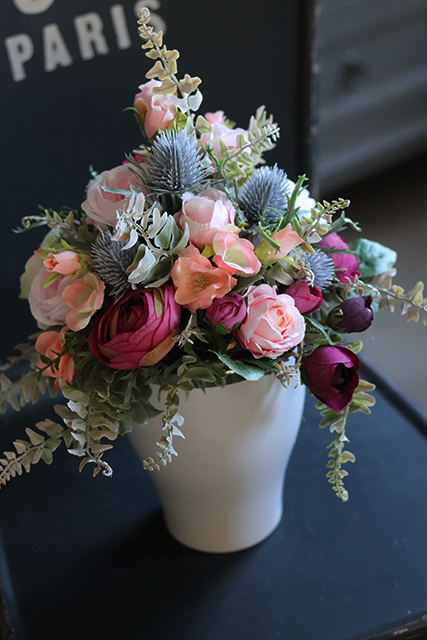 Carmen Canoe Glamour, kompozycja kwiatowa w stylowej donicy, wys.35cm