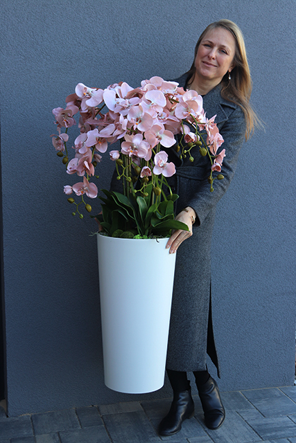 Mediolan Cappucino, sztuczny storczyk w wysokiej białej donicy, wys.115cm