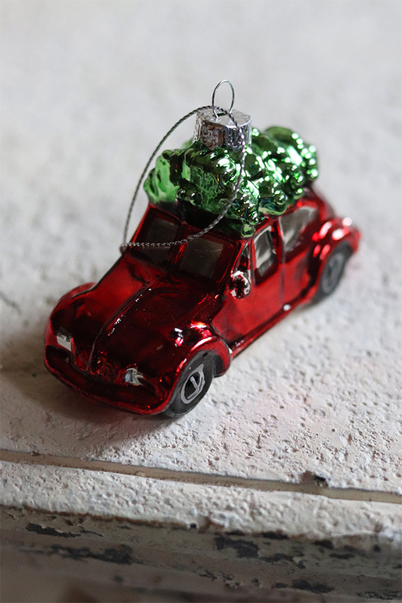 Baśniowe Święta, szklana bombka bożonarodzeniowa, autko z choinką, wym.7x9x4cm