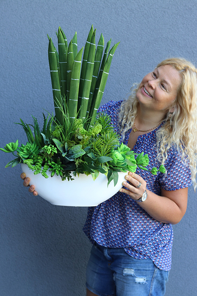 Laos Sukulenty New, egzotyczna kompozycja z sansewierią w białej donicy, wys.63cm