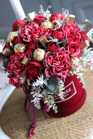 Chocolates Prezzento, welurowy flowerbox z pralinami, wys.30cm 