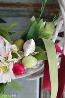 Amarantowa Wielkanoc, asymetryczny wianek z jajkami, śr.46cm