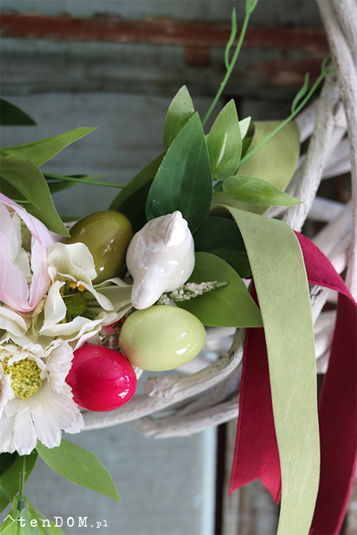 Amarantowa Wielkanoc, asymetryczny wianek z jajkami, śr.46cm