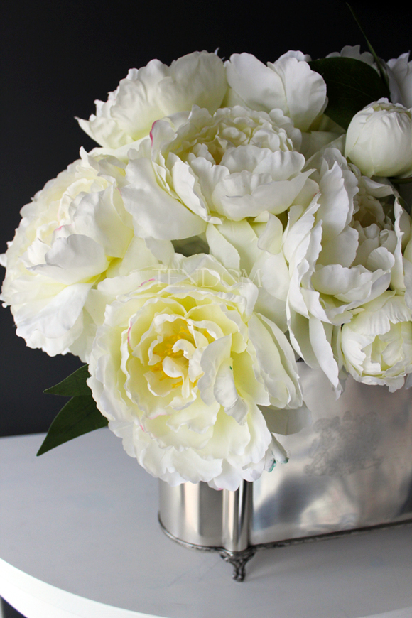 Peonies kompozycja kwiatowa w cynowanym ekskluzywnym naczyniu z herbem, wys. 43cm, dł. 60cm