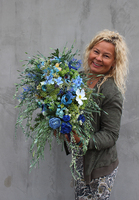 Manfredo Blue, kompozycja kwiatowa w srebrnym naczyniu, wys. 30cm