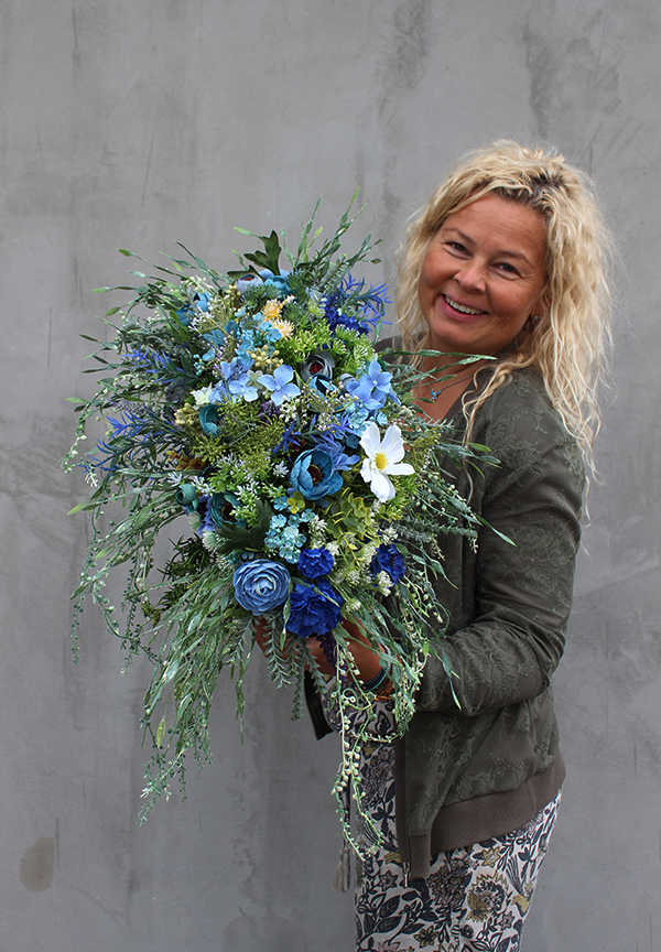 Manfredo Blue, kompozycja kwiatowa w srebrnym naczyniu, wys. 30cm