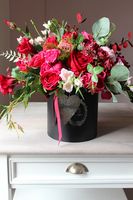 Barello, flowerbox z bogatym bukietem czerwonych kwiatów, wys.44cm