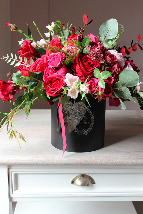 Barello, flowerbox z bogatym bukietem czerwonych kwiatów, wys.44cm