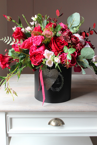 Barello, flowerbox z bogatym bukietem czerwonych kwiatów, wys.44cm