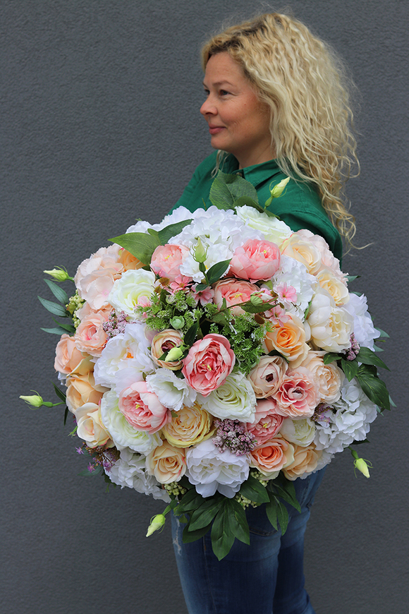 Hellina pastelowa kompozycja kwiatowa w misie, wys.40cm, śr.60cm  