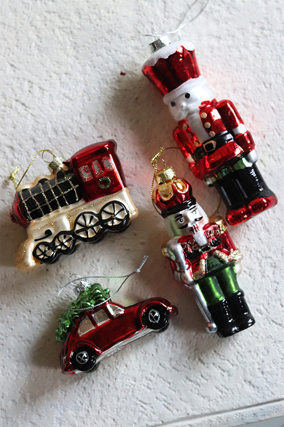 Baśniowe Święta, szklana bombka bożonarodzeniowa, autko z choinką, wym.7x9x4cm