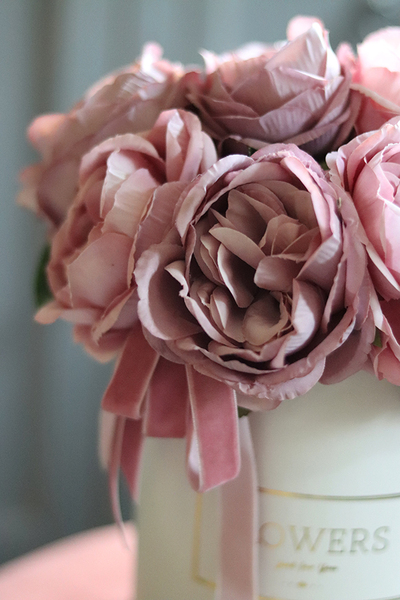 Meronia, flowerbox z pudrowymi peoniami, wys.30cm