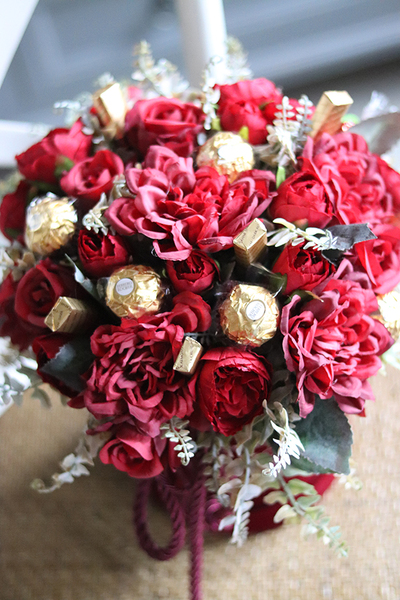 Chocolates Prezzento, welurowy flowerbox z pralinami, wys.30cm 