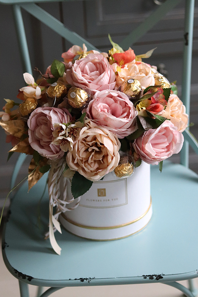 Chocolates Romantico, flowerbox z pralinami, wys.34cm