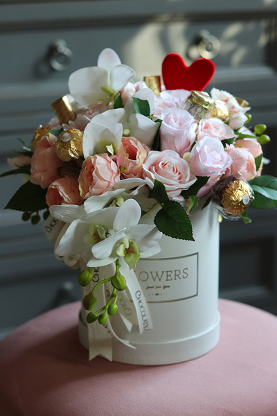 Chocolates Gifted Heart, bogaty flowerbox z pralinami, wys.34cm