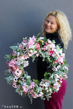 Różowa Poświata, kwiatowy wianek z margaretkami, śr.50cm