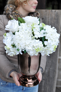 kompozycja kwiatowa Biała Dama wys.38cm