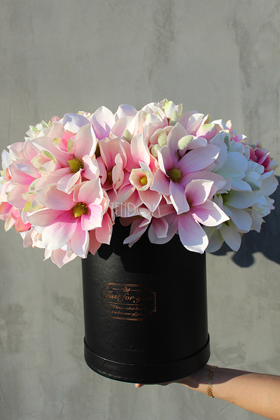 kompozycja kwiatowa / bukiet Flowerbox magnolia + czerń wys.50cm