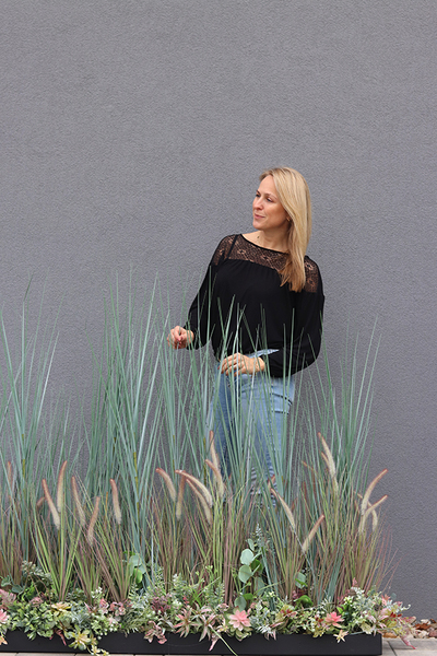 Albertina Saute, kompozycja z traw i sukulentów w gąbce florystycznej, dł.1m, wys.135cm