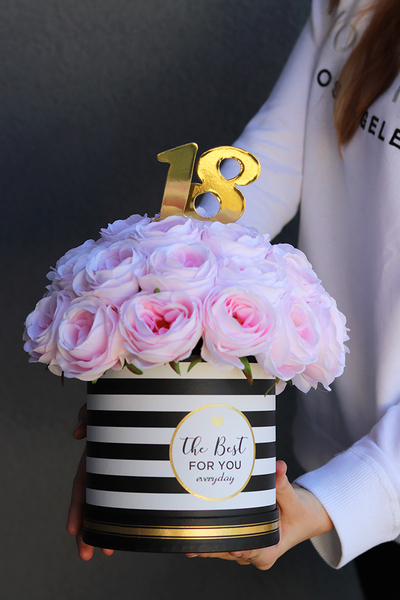 Matanna 18, urodzinowy box / bukiet flowerbox / kompozycja, wys.26cm