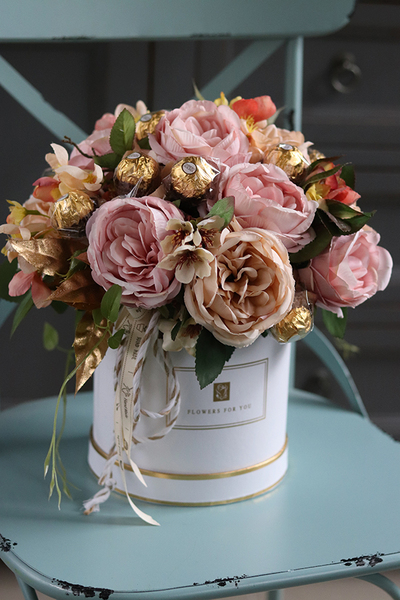 Chocolates Romantico, flowerbox z pralinami, wys.34cm