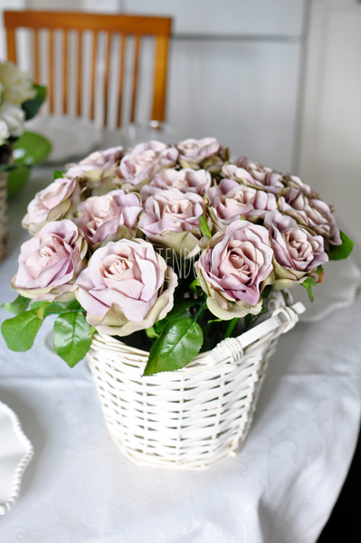 bogaty kosz z brudnofioletowymi różami Romance 30x30x30cm
