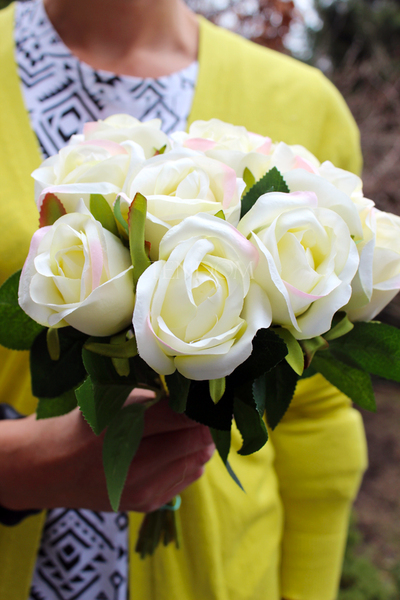 bukiet 10 szt. jasnokremowych róż z jasnoróżową obwódką, wys.50cm