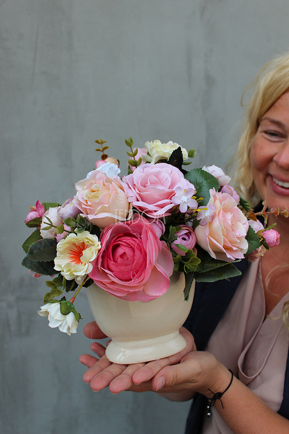 Różowa Kraina kompozycja kwiatowa w stylowym naczyniu / bukiet wys.23cm