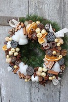 Brązowa Kraina, dekoracyjny świąteczny wianek, śr.26cm