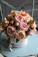 Chocolates Romantico, flowerbox z pralinami, wys.34cm