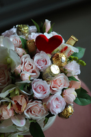 Chocolates Gifted Heart, bogaty flowerbox z pralinami, wys.34cm