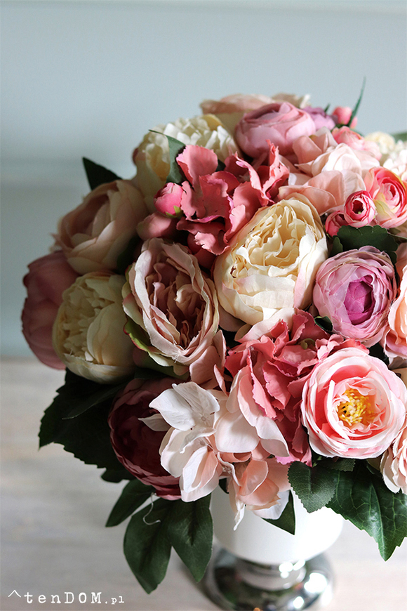 Celina Regana, kwiatowa kompozycja w ceramicznym naczyniu, wym.40x38cm