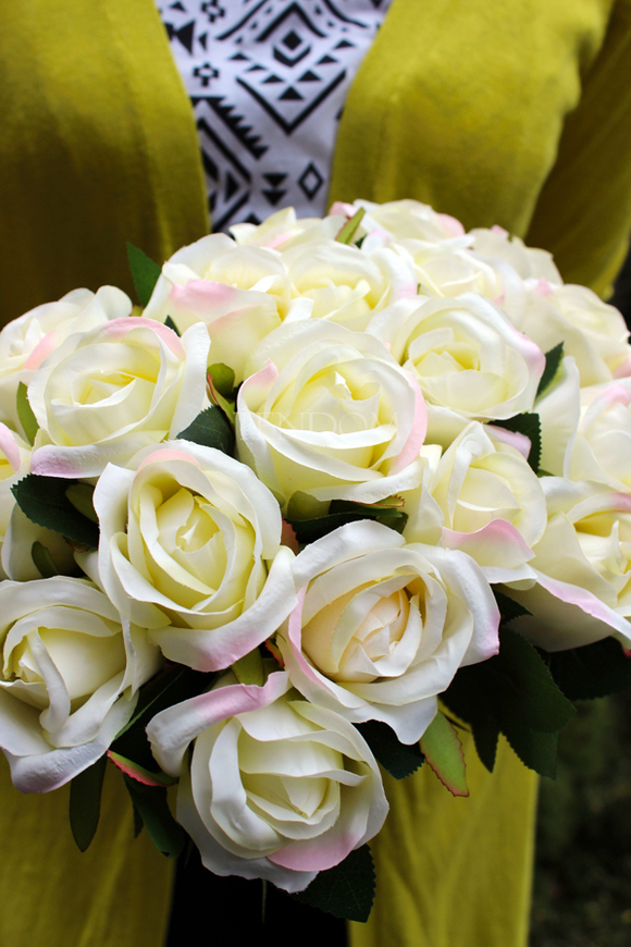 bukiet 10 szt. jasnokremowych róż z jasnoróżową obwódką, wys.50cm