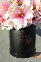 kompozycja kwiatowa / bukiet Flowerbox magnolia + czerń wys.50cm