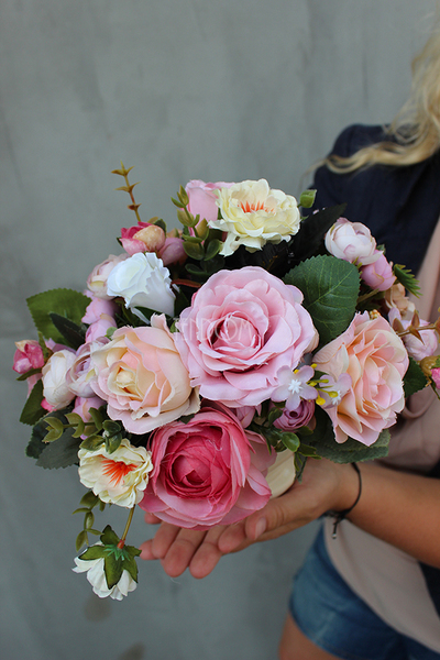 Różowa Kraina kompozycja kwiatowa w stylowym naczyniu / bukiet wys.23cm