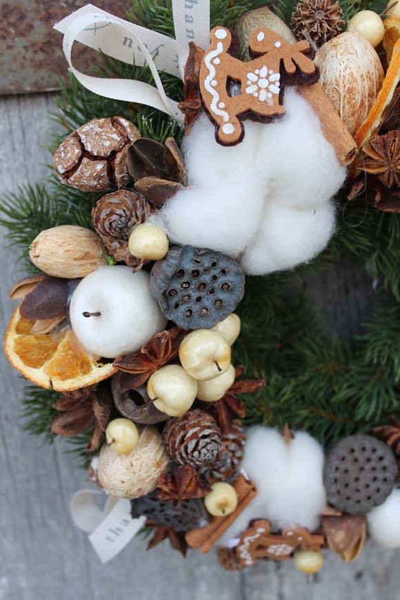 Brązowa Kraina, dekoracyjny świąteczny wianek, śr.26cm