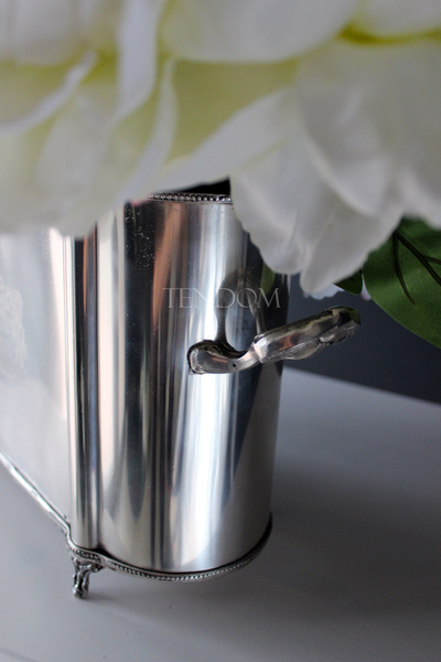 Peonies kompozycja kwiatowa w cynowanym ekskluzywnym naczyniu z herbem, wys. 43cm, dł. 60cm