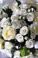 bogaty kosz z białymi różami Romance 32x30x32cm