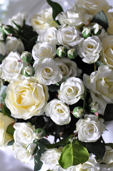 bogaty kosz z białymi różami Romance 32x30x32cm