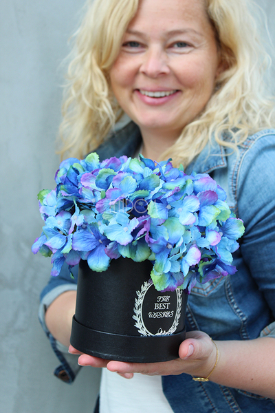 kompozycja kwiatowa / bukiet flowerbox, Hortense Blue 2, wys.28cm