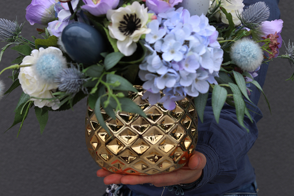 błękitna kompozycja kwiatowa w złotej donicy, Rystera, wym.40x38x32cm