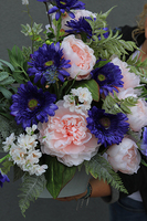 kompozycja nagrobna Niebieskie Gerbery, wys.56cm 