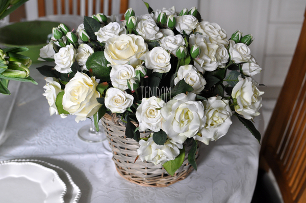 bogaty kosz z białymi różami Romance 32x30x32cm