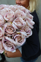 Piaskowa Róża kompozycja kwiatowa / bukiet Flowerbox, wys.36cm