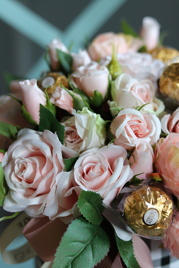 Chocolates, Roses in Love 2, flowerbox z pralinami, wys.29cm