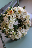 Biała Lekkość, kwiatowy wianek na drzwi, śr.32cm