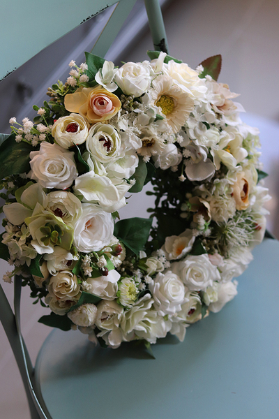 Biała Lekkość, kwiatowy wianek na drzwi, śr.32cm