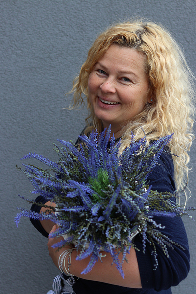 Urocze Wrzosowisko, kompozycja z wrzośców w wiklinowym koszu, wym.40x36cm  